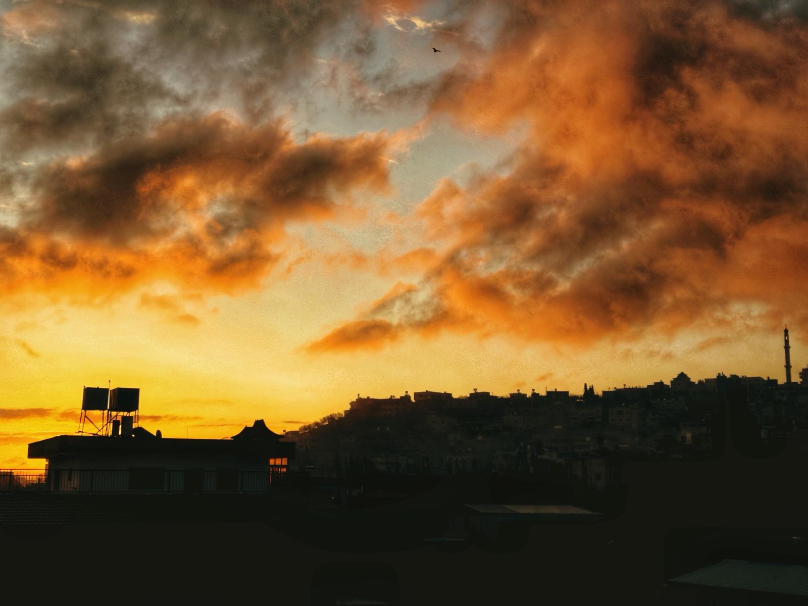 شروق الشمس في قرية قصرة، بعدسة ابن قصرة السيد محمد نزال